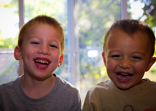 Lachtrainer Rüdiger Zell bringt Kindergarten Kinder zum Lachen.