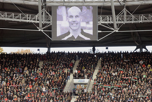 35 000 Nahmen Bewegt Abschied Von Robert Enke Koeln De