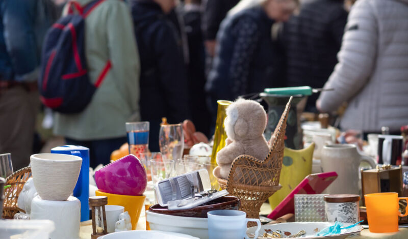 Waren auf einem Tisch beim Flohmarkt