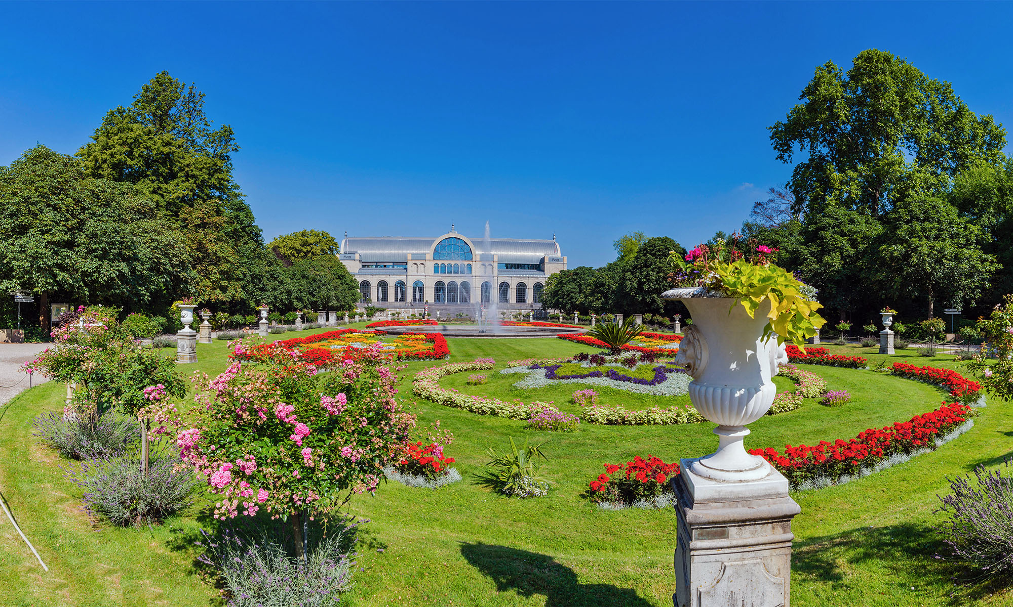 Blumenbeete im Botanischen Garten mit Flora im Hintergrund