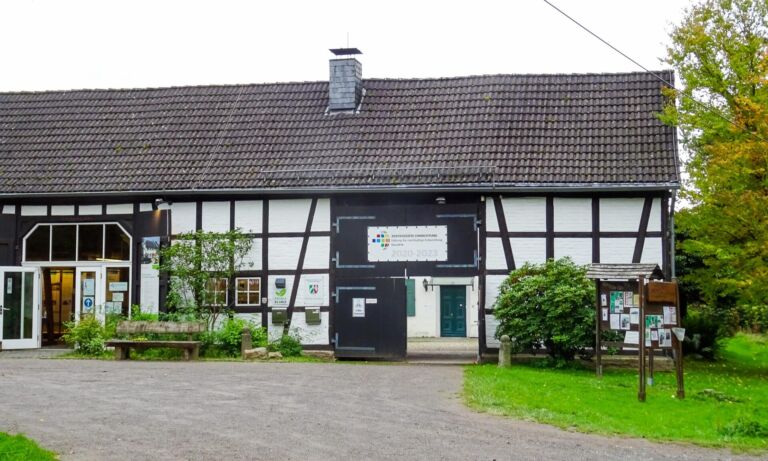 Das Foto zeigt den Eingangsbereich des Forsthauses Steinhaus im Waldgebiet Königsforst im Kölner Osten.