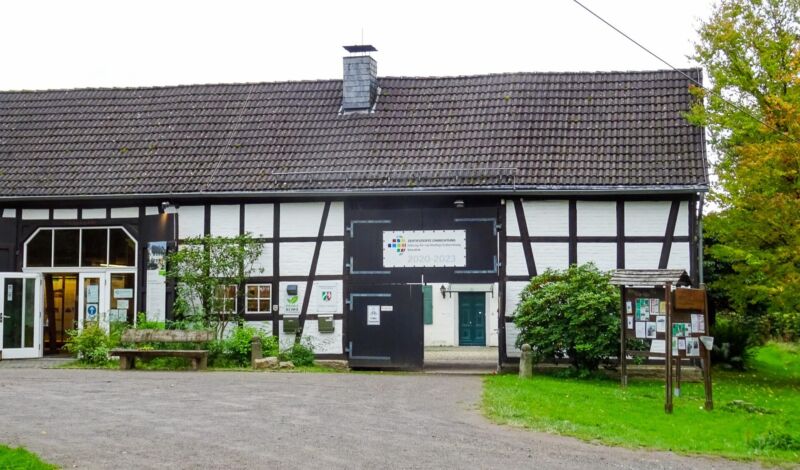 Das Foto zeigt den Eingangsbereich des Forsthauses Steinhaus im Waldgebiet Königsforst im Kölner Osten.