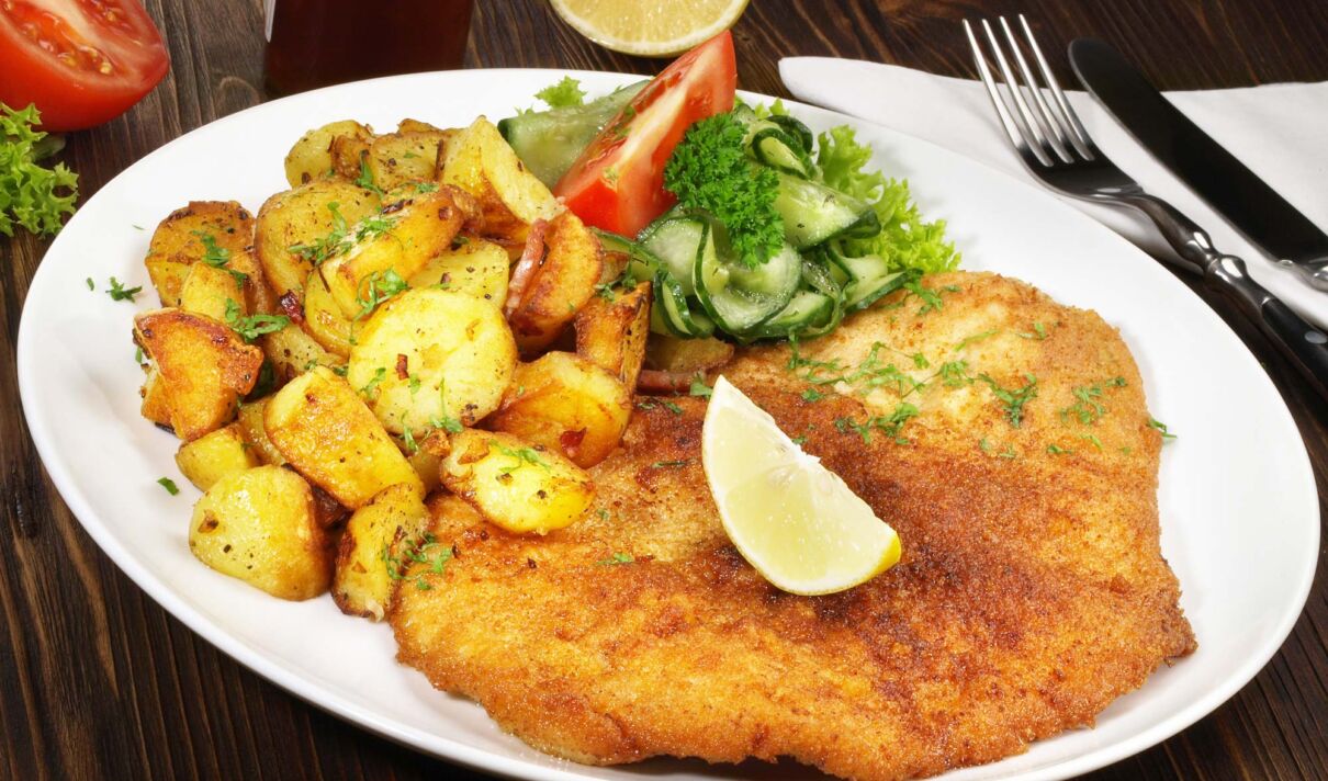 Wiener Schnitzerl mit Bratkartoffeln und Salat.