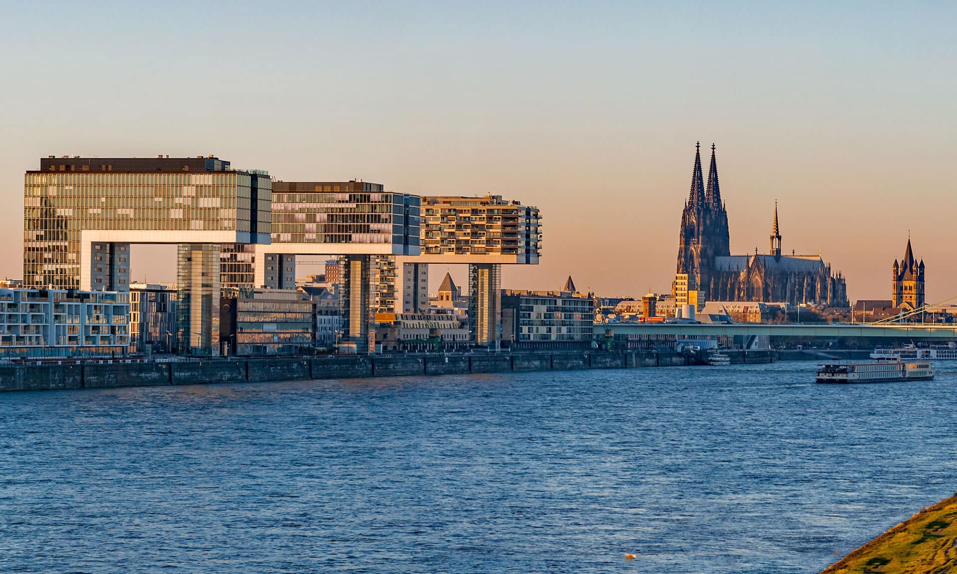 Panorama mit Kranhäusern und Dom