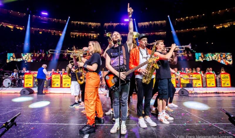 Die Band Querbeat auf der Bühne der Lachenden Kölnarena.