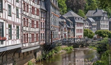 Fachwerkhäuser im Eifelstädtchen Monschau an der Rur.