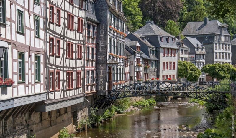 Fachwerkhäuser im Eifelstädtchen Monschau an der Rur.