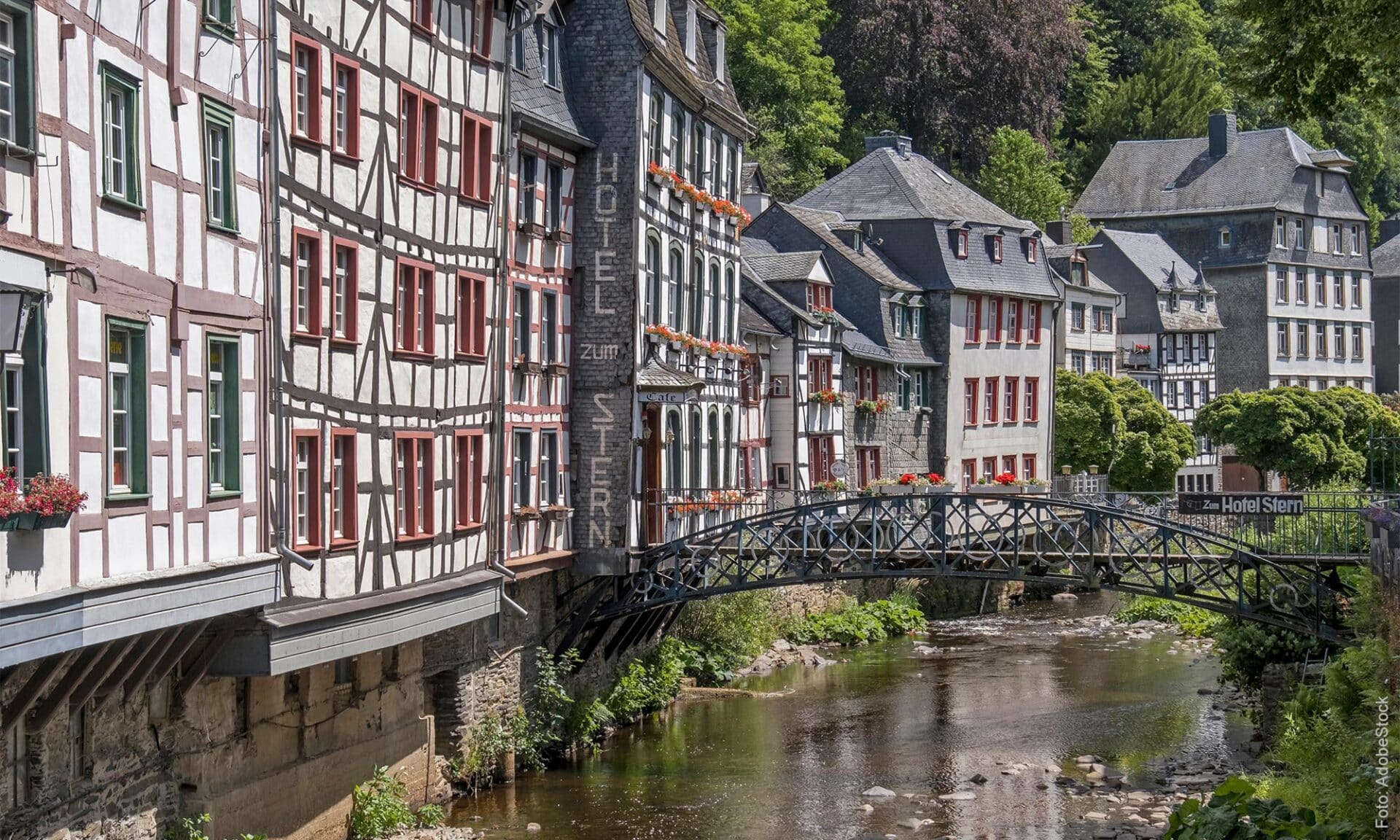 Fachwerkhäuser im Eifelstädtchen Monschau an der Rur.