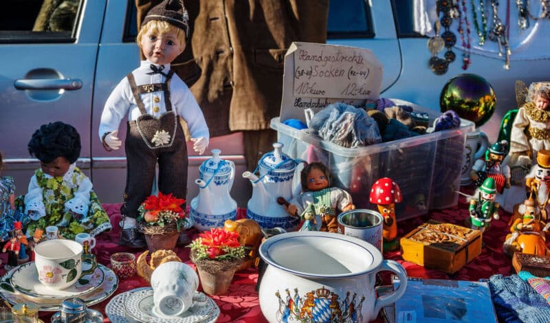 Ware auf einem Flohmarkt