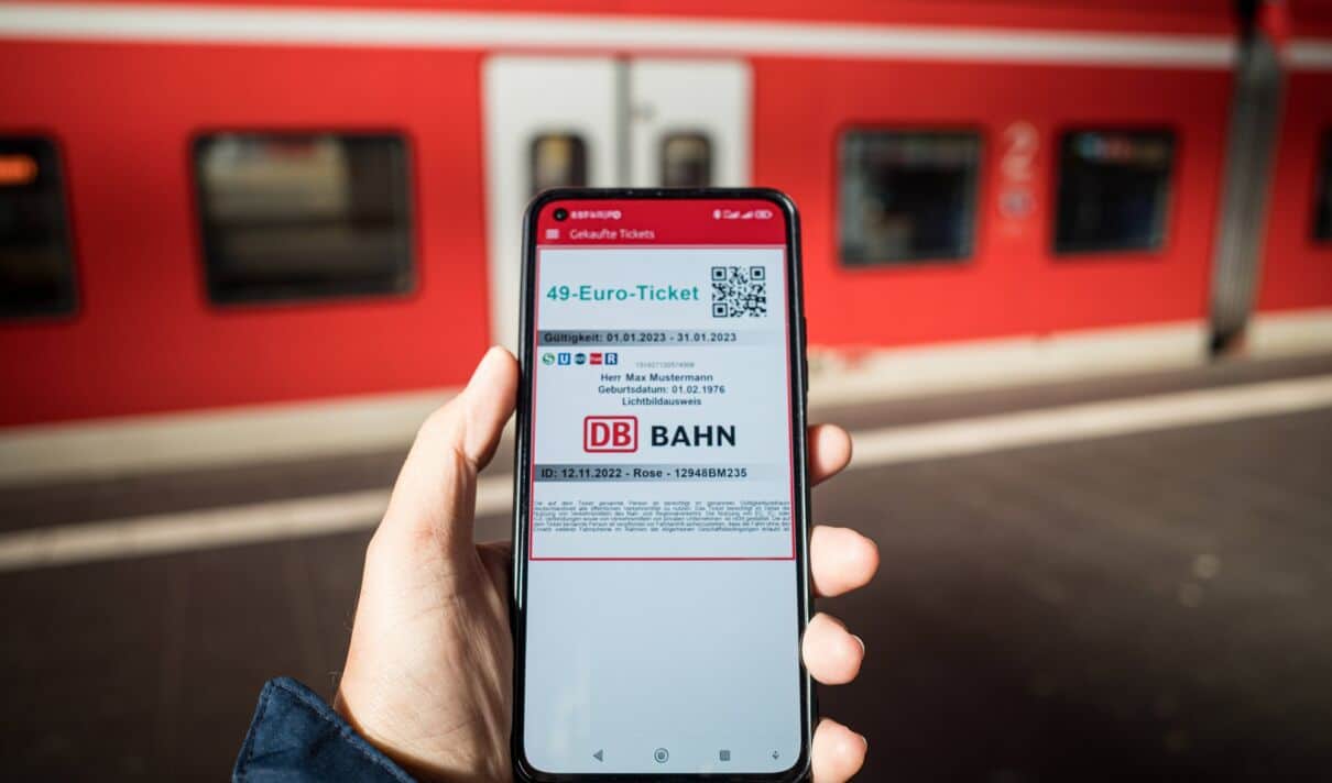 Smartphone mit 49-Euro-Ticket vor Sbahn