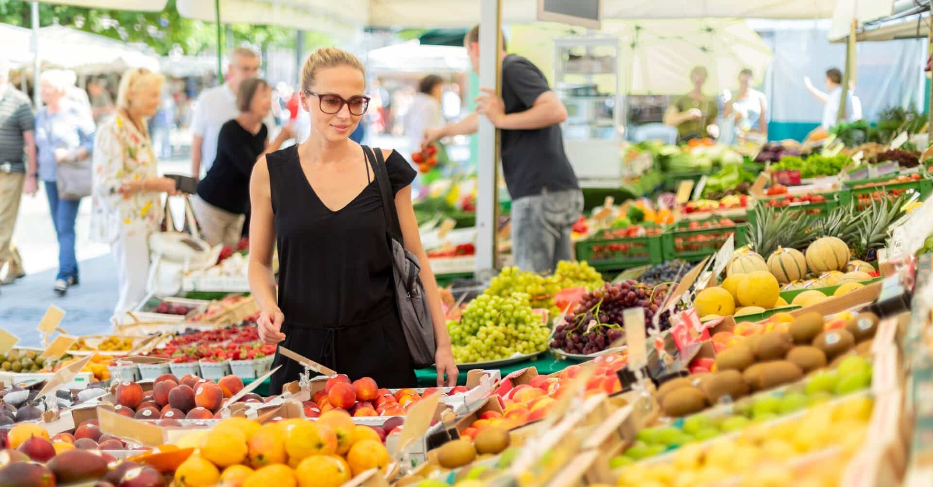 Frau kauft Obst und Gemüse auf Markt