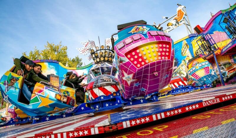 Fahrgeschäft auf der Kirmes in Köln-Deutz.