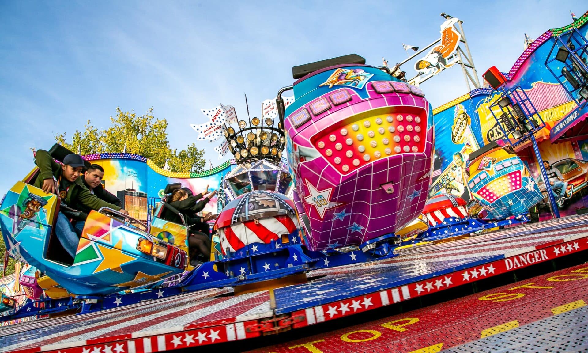 Fahrgeschäft auf der Kirmes in Köln-Deutz.