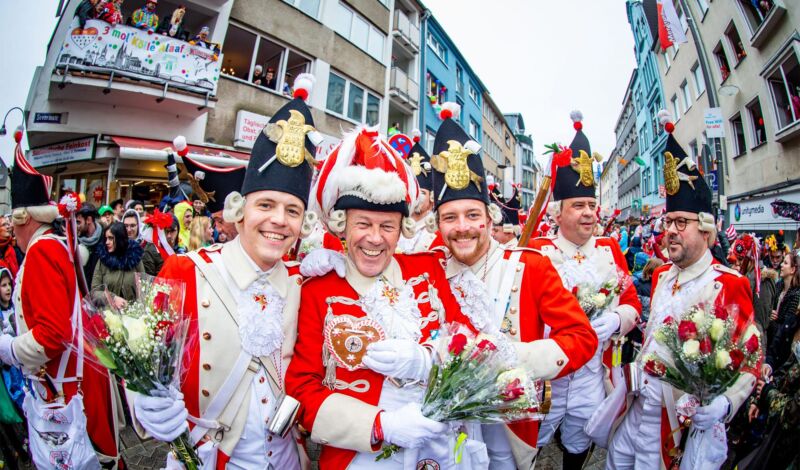 Rote Funken im Rosenmontagszug.