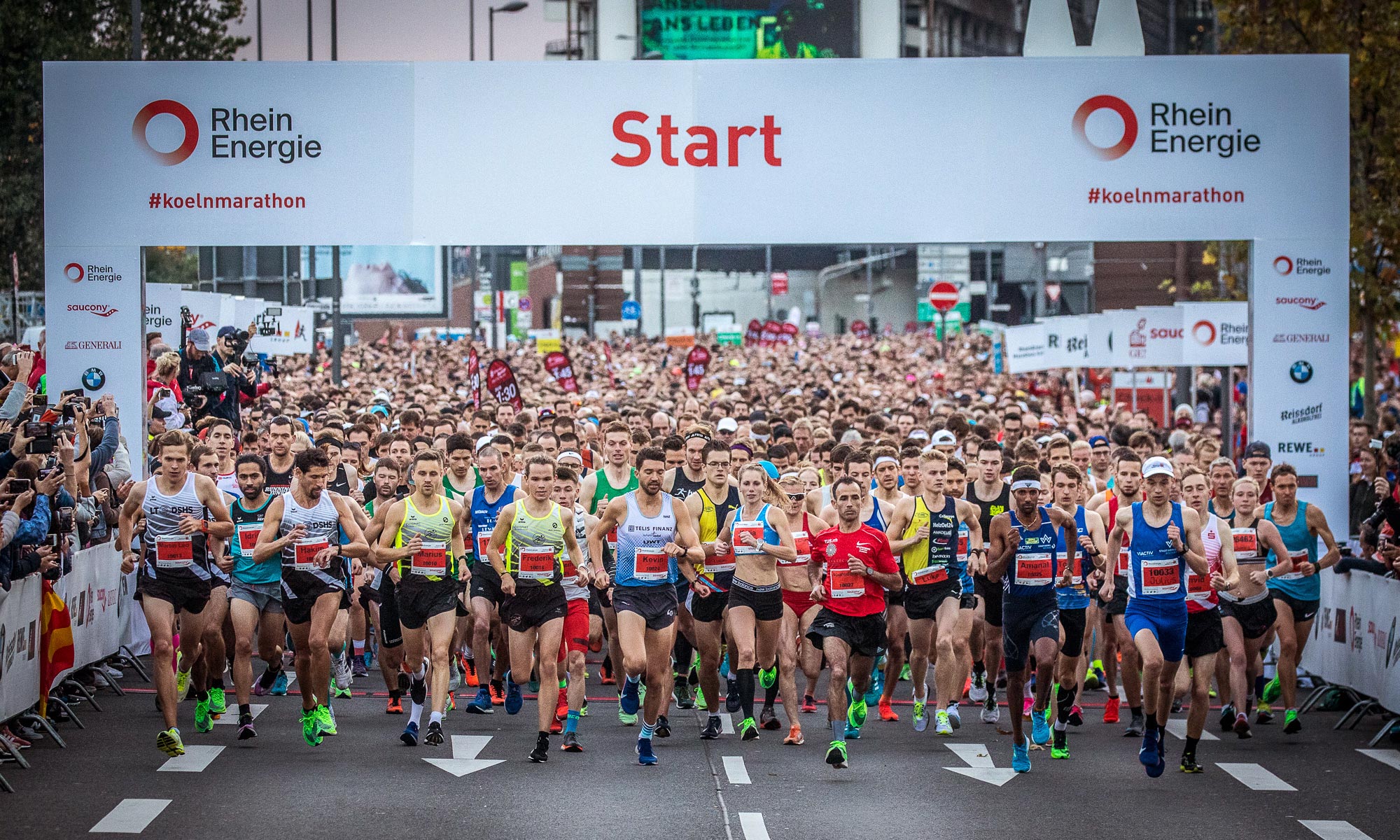 Läufer am Start des Köln-Marathons.