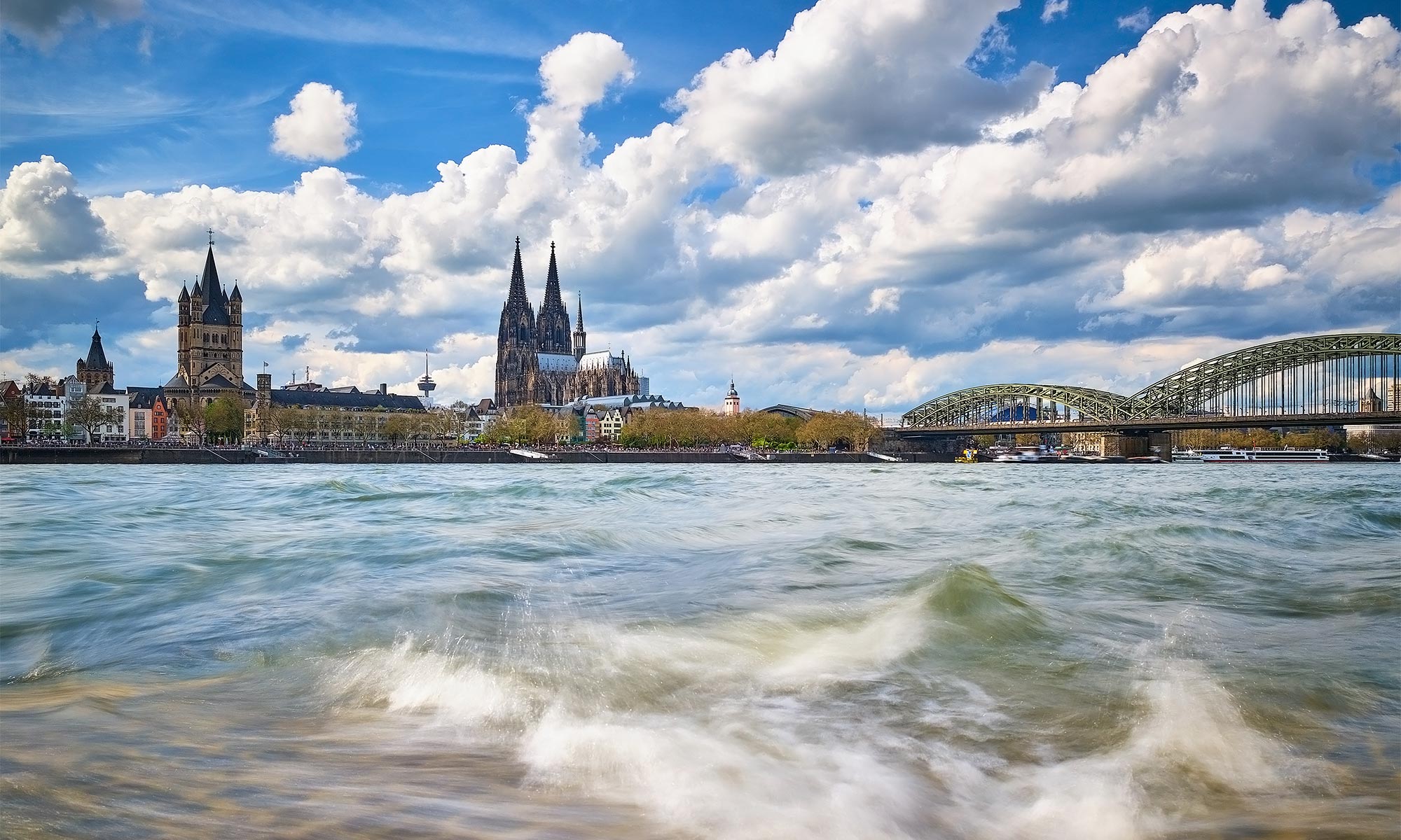 Sehenswert in Köln: Altstadtpanorama mit Kölner Dom und Hohenzollernbrücke.