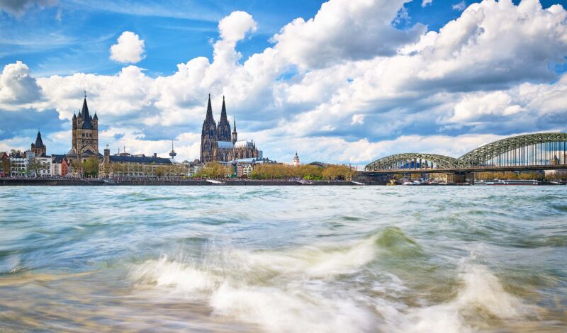 Tourismus in Köln: Altstadtpanorama mit Kölner Dom und Hohenzollernbrücke.