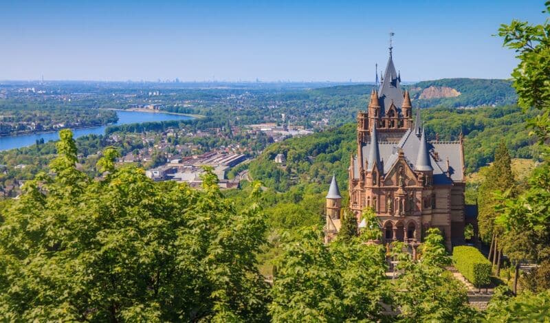 Panoramaaufnahme von Schloss Drachenburg im Siebengebirge