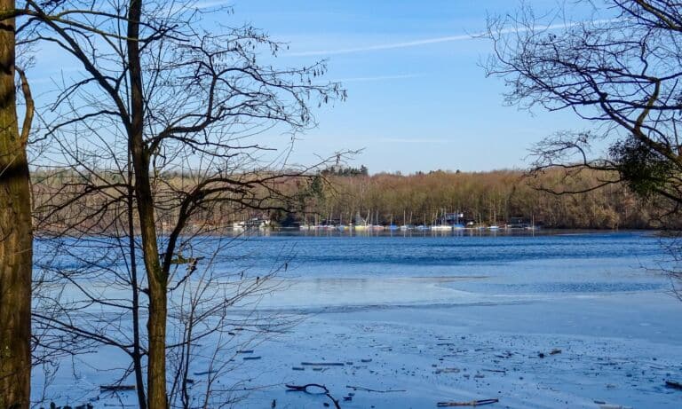 Liblarer See in der nördlichen Ville mit Booten im Winter.