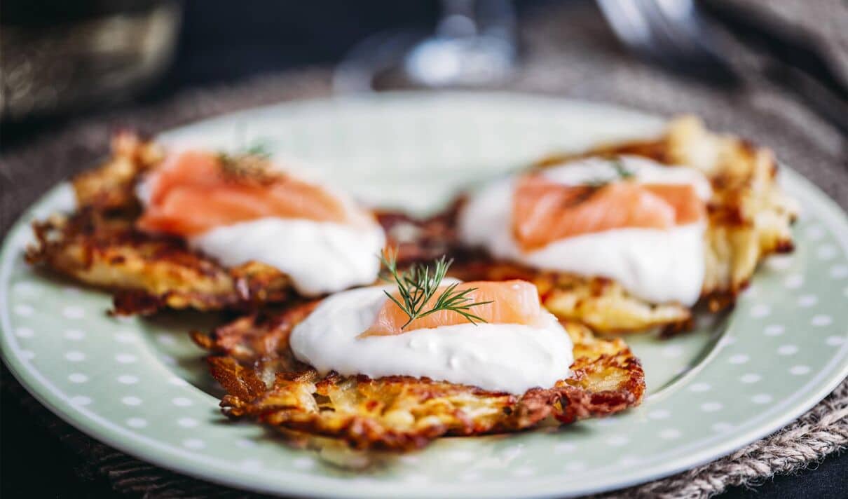 Reibekuchen mit Lachs und Quarkdip.