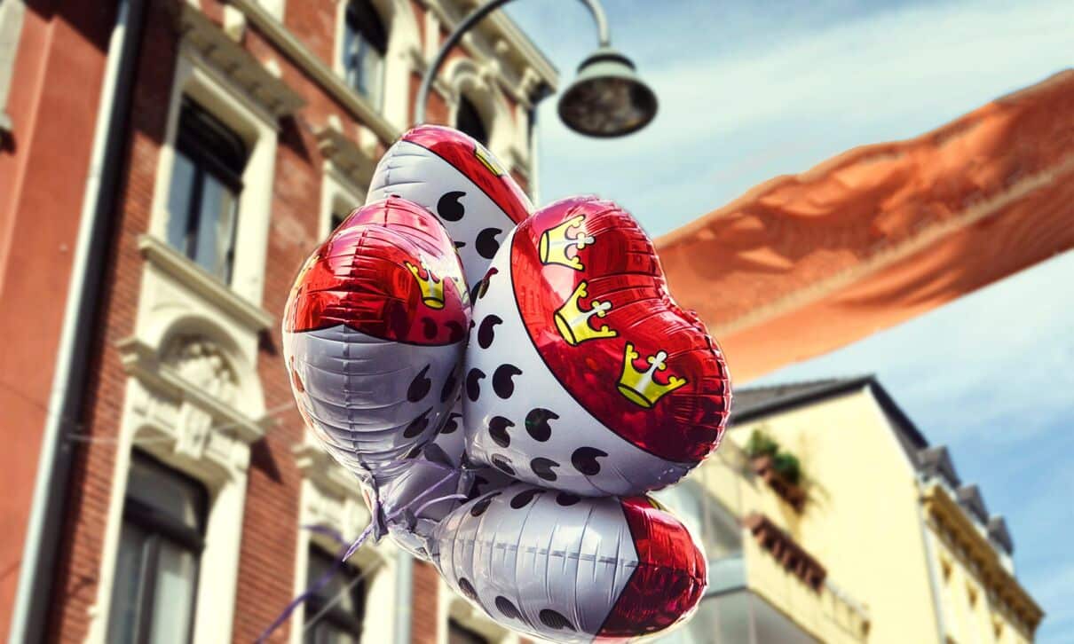 Luftballons mit dem Wappen der Stadt Köln.