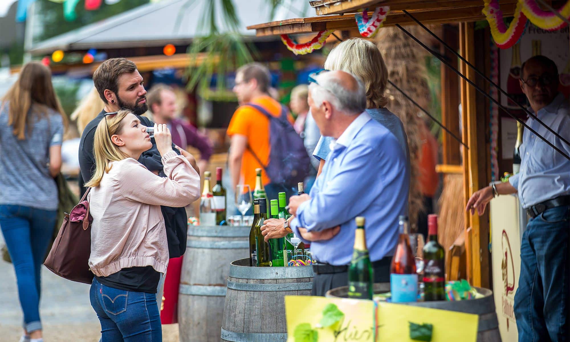 Frau verkostet Wein auf der Weinwoche auf dem Heumarkt.