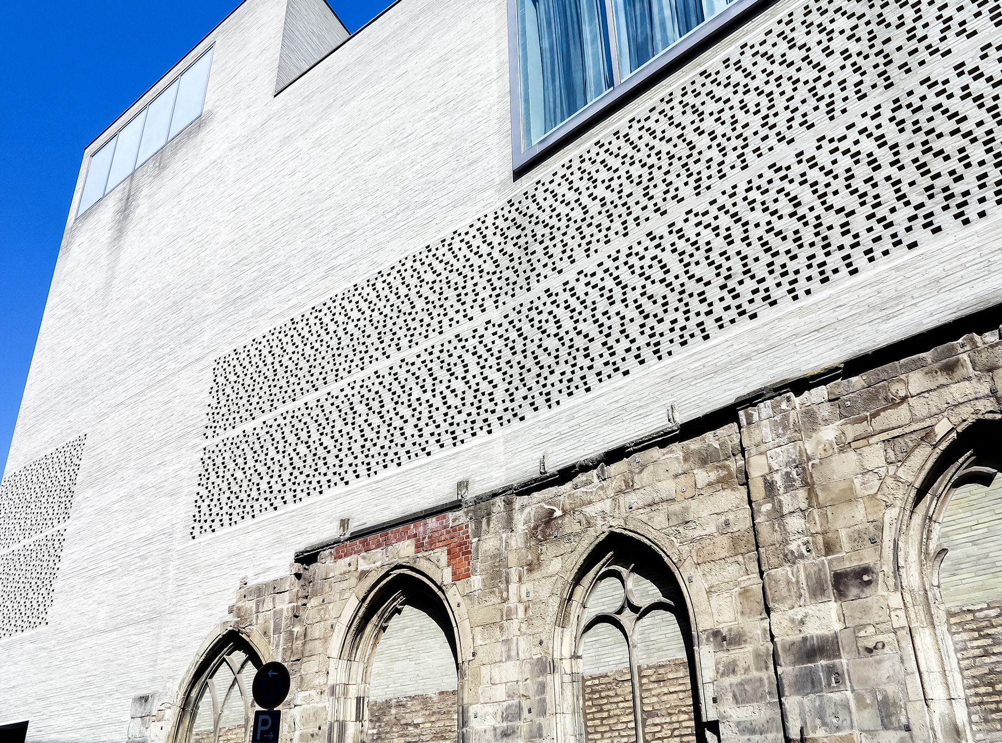 Das Foto zeigt die Außenfassade des Kolumba Kunstmuseums in Köln