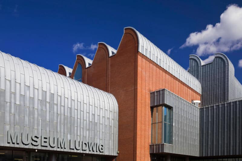 Das Foto zeigt den Eingangsbereich des Museum Ludwig in Köln.