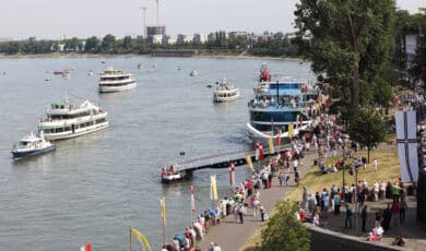 Das Bild zeigt Schiffe auf dem Rhein bei der Mülheimer Gottestracht in Köln-Mülheim.