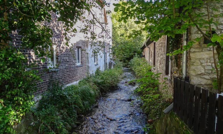 Die Gierather Mühle, die am Flüsschen Strunde liegt.