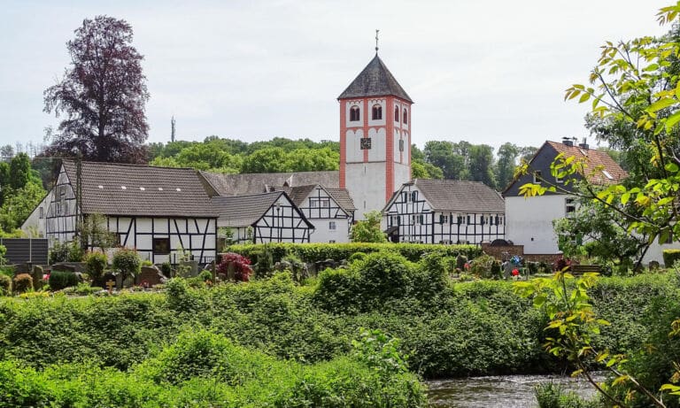 Der Ort Odenthal mit der Pfarrkirche St. Pankratius