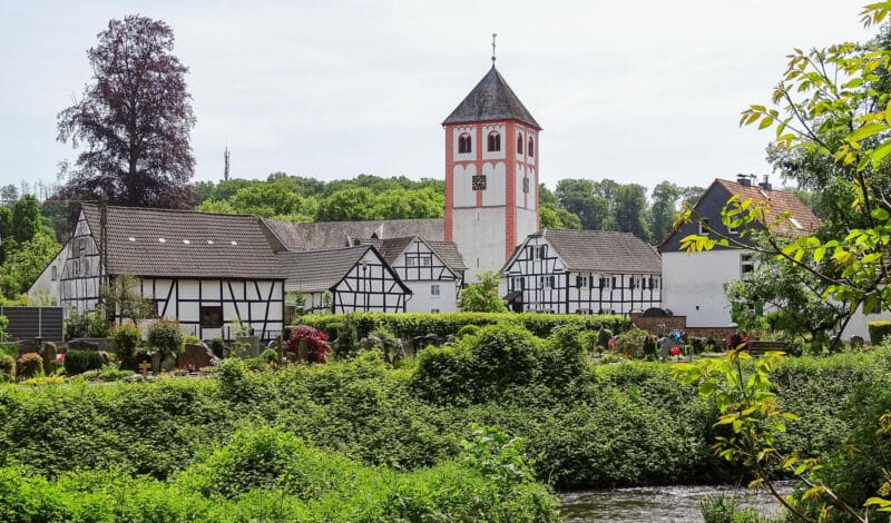 Der Ort Odenthal mit der Pfarrkirche St. Pankratius