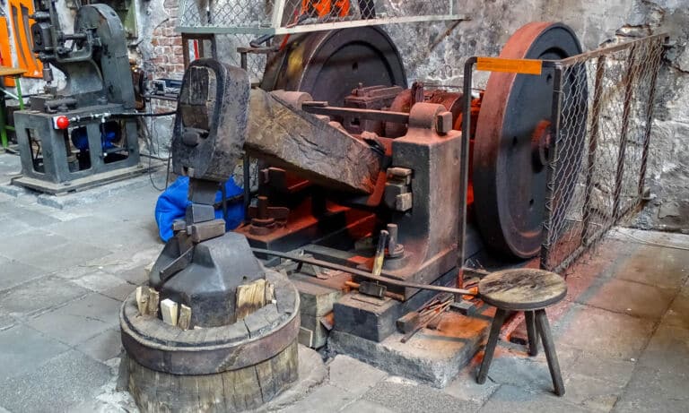 Ein Hammerwerk im Industriemuseum Freudenthaler Sensenhammer