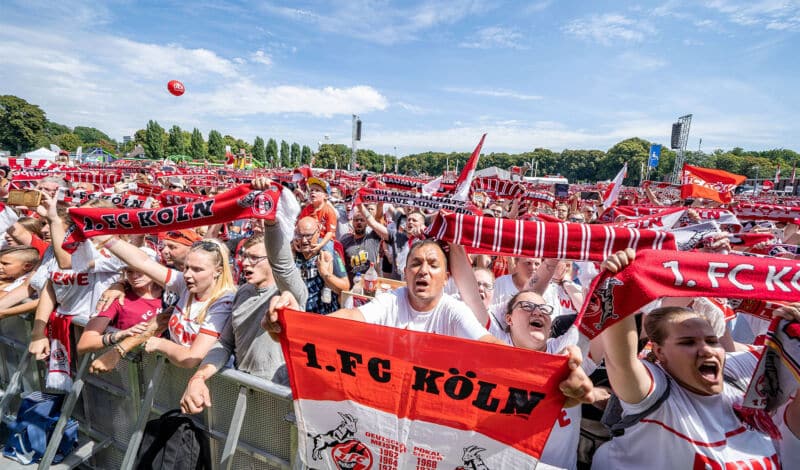 Fans des 1. FC Köln feiern ihren Verein auf der Saisoneröffnung am Stadion.