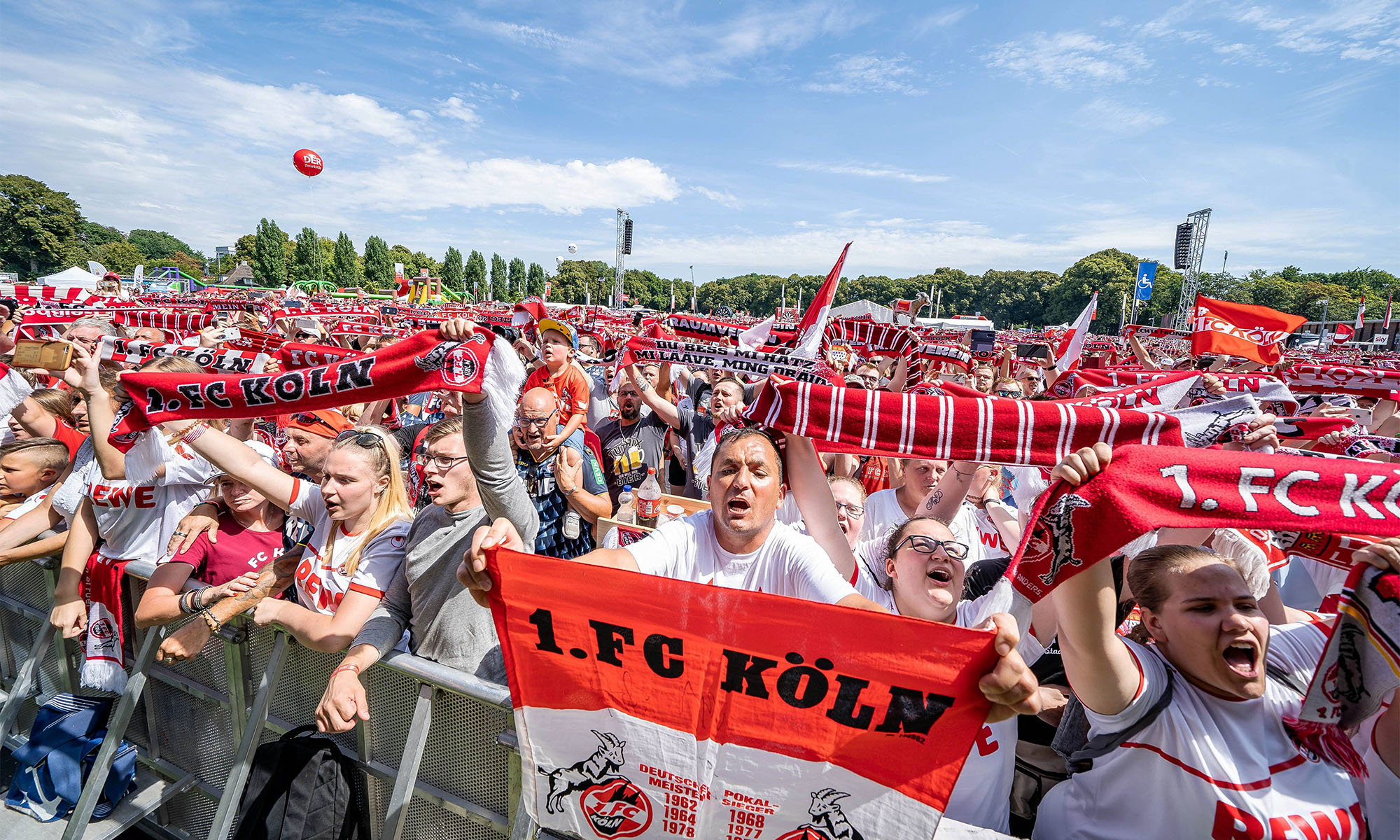 Fans des 1. FC Köln feiern ihren Verein auf der Saisoneröffnung am Stadion.