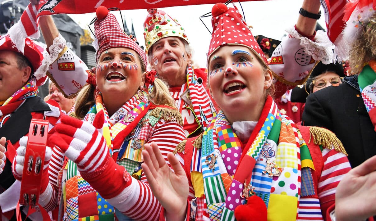 Buntgekleidete Jecke feiern den Sessionsbeginn des Kölner Karnevals auf dem Heumarkt.