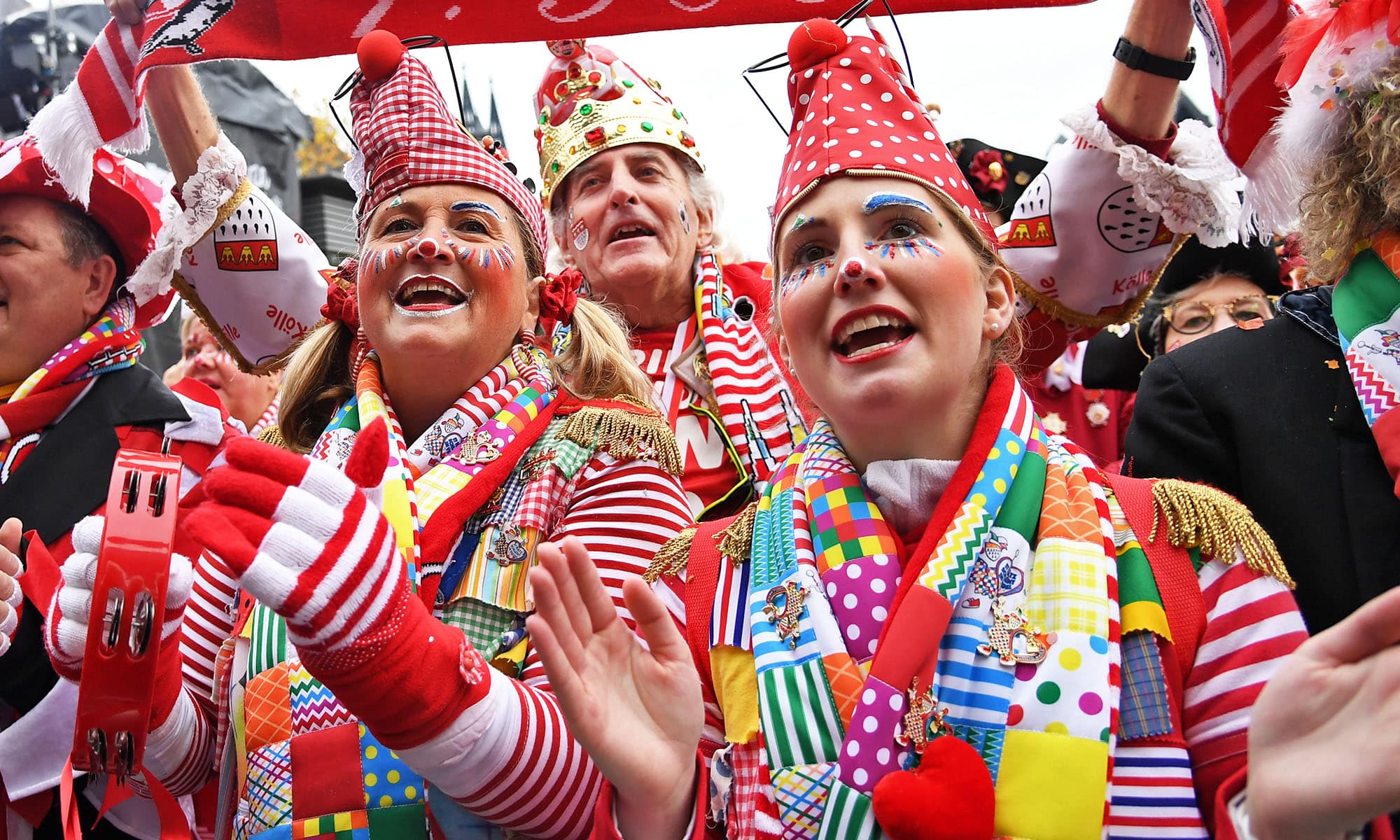 Buntgekleidete Jecke feiern den Sessionsbeginn des Kölner Karnevals auf dem Heumarkt.