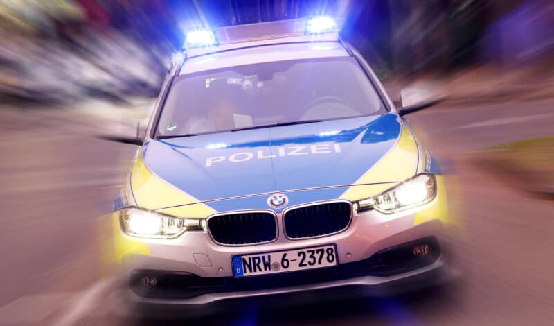 Das Foto zeigt ein Polizeiauto der Polizei Köln im Einsatz.