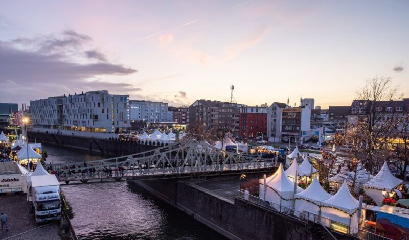 Weihnachtsmarkt am Rheinauhafen in Köln