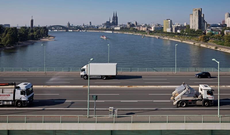 Verkehr auf der Zoobrücke in Köln aus der Seilbahn gesehen.