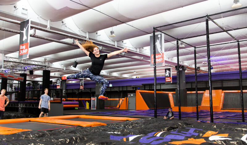 Eine Frau springt in der Trampolinhalle JumpHouse in Köln