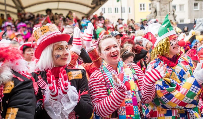 Jecke bei der Eröffnung des Straßenkarnevals an Weiberfastnacht auf dem Alter Markt