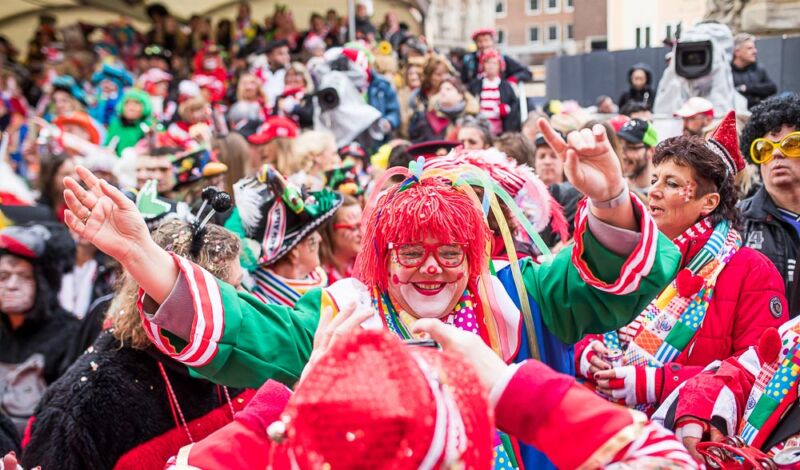 Jecke bei der Eröffnung des Straßenkarnevals an Weiberfastnacht auf dem Alter Markt