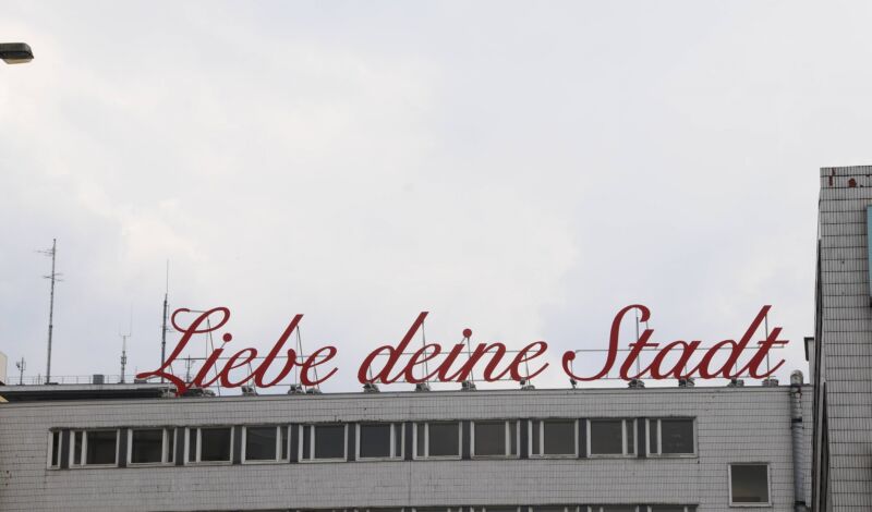 Liebe deine Stadt Schriftzug auf Gebäude Köln