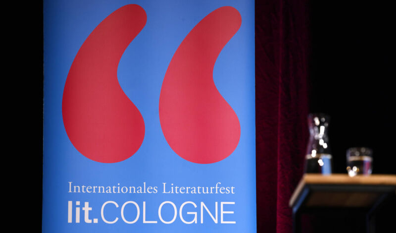 Ein Aufsteller mit dem Logo der lit.Cologne auf der Lit.Cologne Spezial