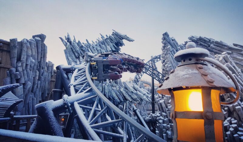 Die Achterbahn Taron im Winter im Phantasialand.