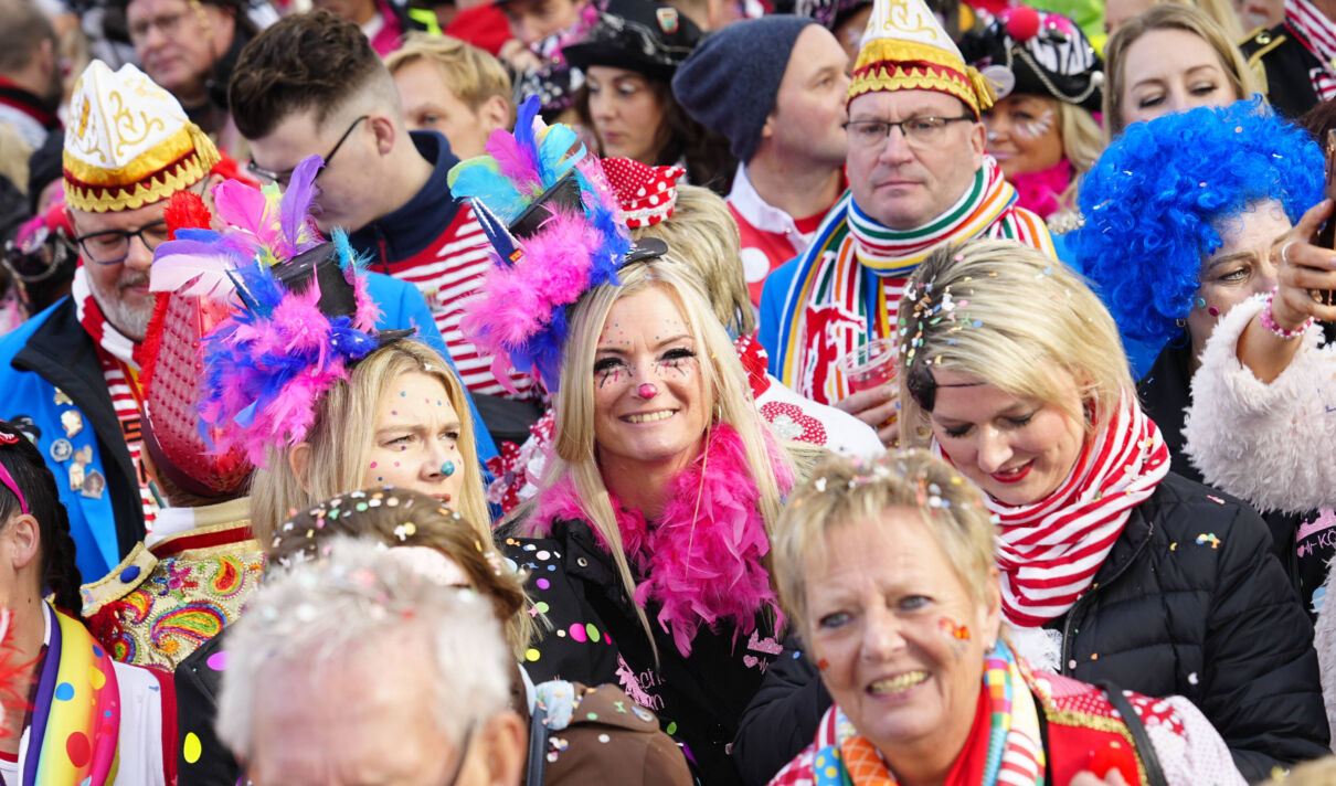 Impressionen und Eindrücke von Jecken und feiernden Karnevalisten beim Sessionsauftakt des Koelner Karneval auf dem Heumarkt in Köln