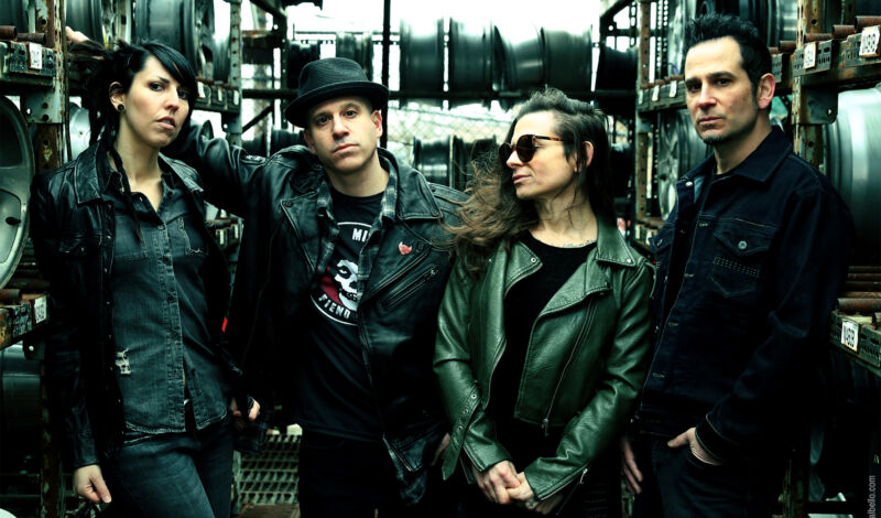 Die Mitglieder der Metalband Life of Agony stehen in einem Lagerraum