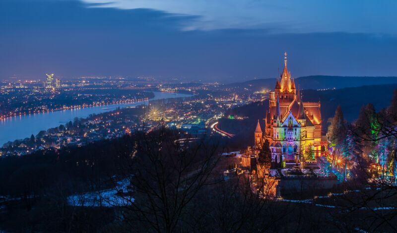 Beleuchtetes Schloss Drachenburg am Rhein