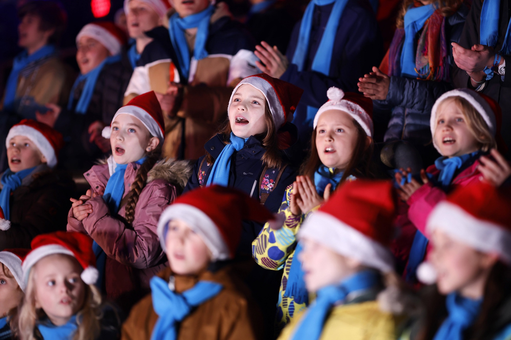 Der Kinderchor Lucky Kids bei dem Mitsing-Konzert Loss mer Weihnachtsleeder singe im RheinEnergieStadion.